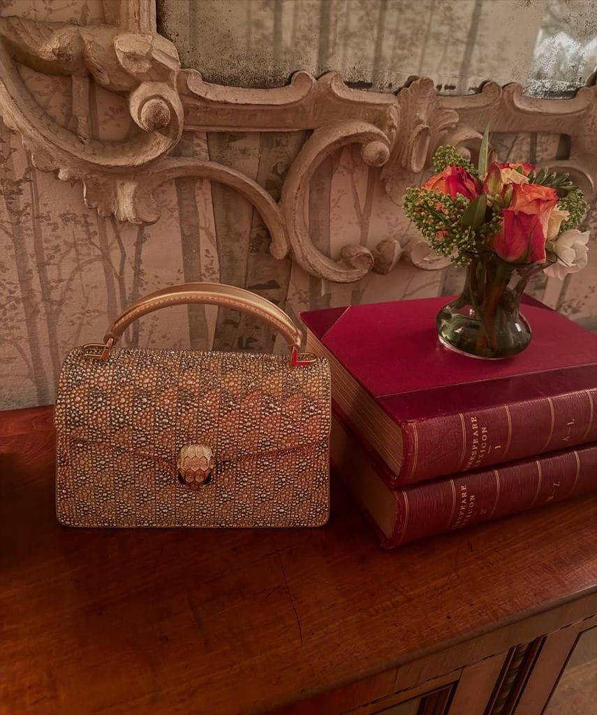 La princesa Cleopatra zu Oettingen-Spielberg deslumbra en rojo con un diseño de BOÜRET durante su escapada británica