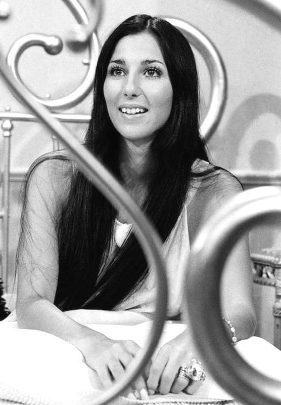 Cher en toma a blanco y negro