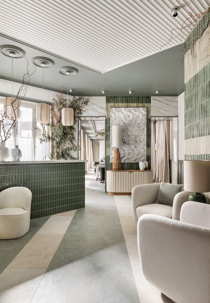 Espacio decorado en tonos verdes y blancos