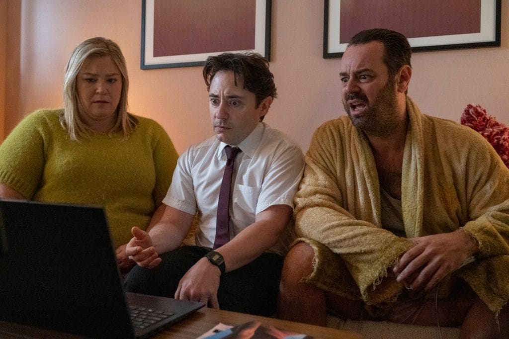 Puedes ver la divertida convivencia de estos dos hermanos y la prometida de uno de ellos en 'Mr. Bigstuff', ya disponible en SkyShowtime