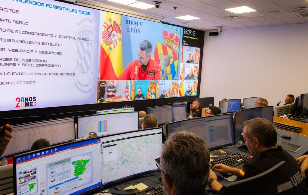 Felipe VI visita el Cuartel General de la Unidad Militar de Emergencias (UME), en la Base Aérea de Torrejón