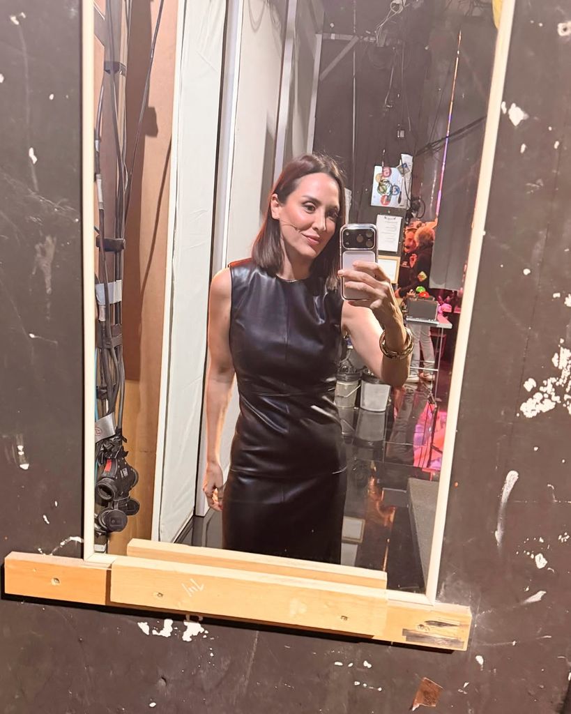 Tamara Falcó con vestido burdeos de Sfera.