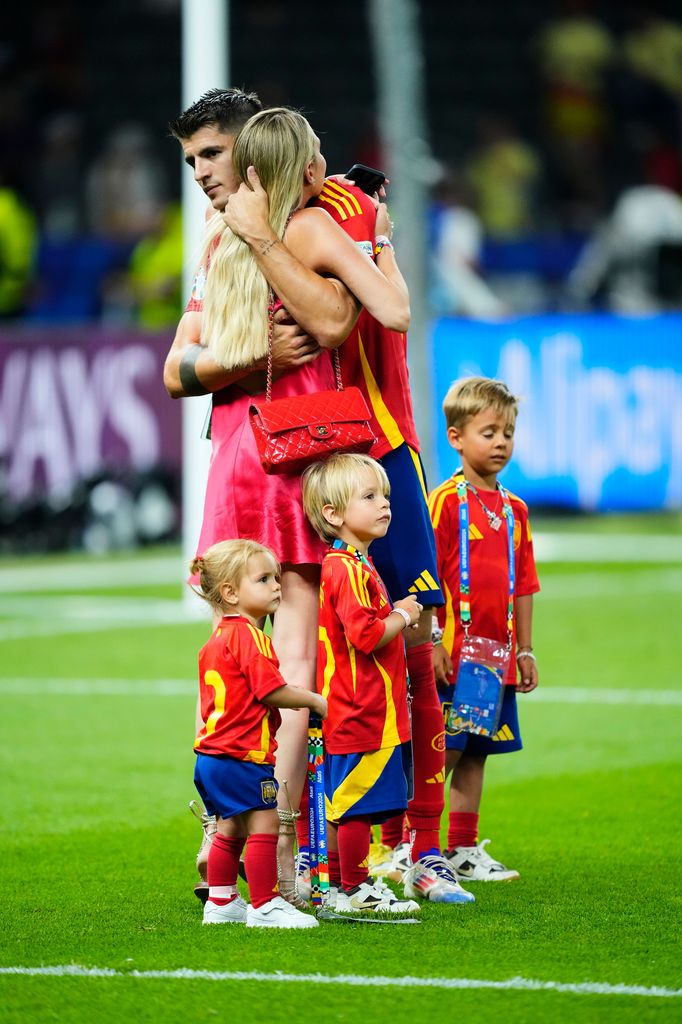 Álvaro Morata y Alice Campello, con sus hijos, el pasado julio durante la celebración de la Eurocopa