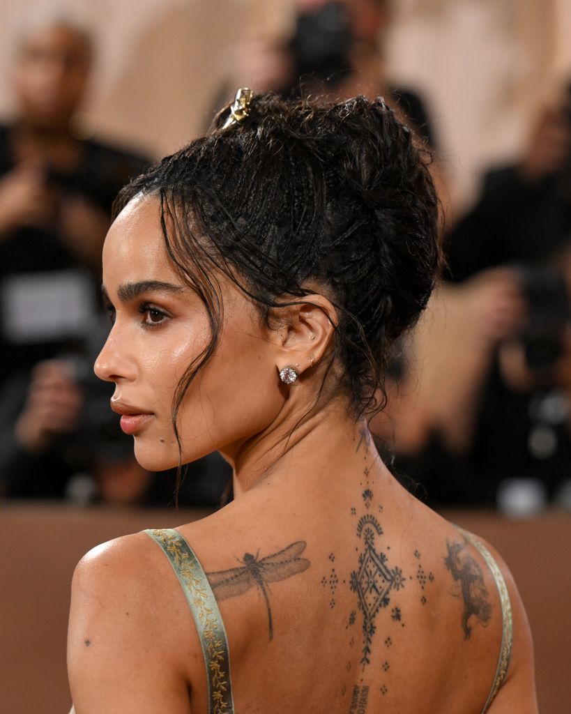 Zoë Kravitz en los Golden Globes 2026 con una versión moderna del French twist.