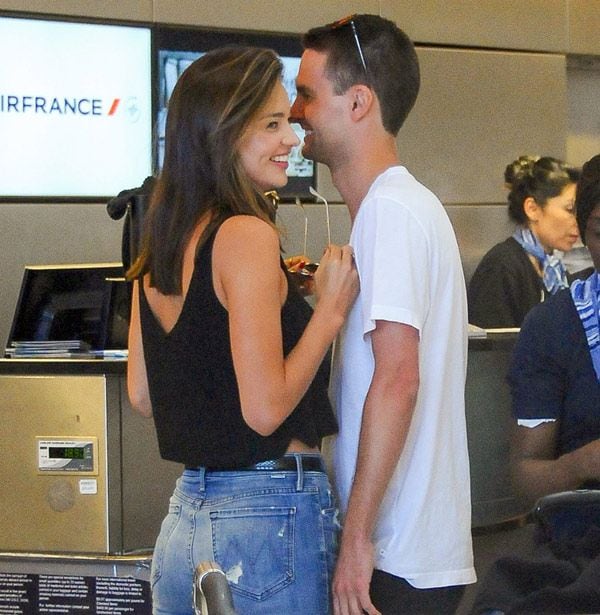 Besos, abrazos, gestos de cariño... a la pareja no le importó la presencia de las cámaras para dar rienda suelta a su amor
