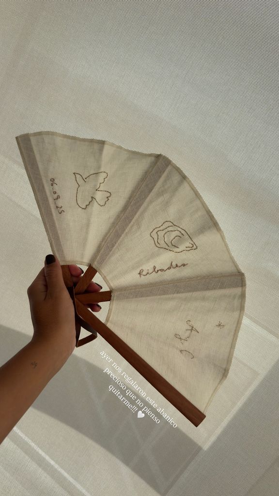 Uno de los obsequios de la preboda, un abanico grabado a mano con el día del enlace y el lugar