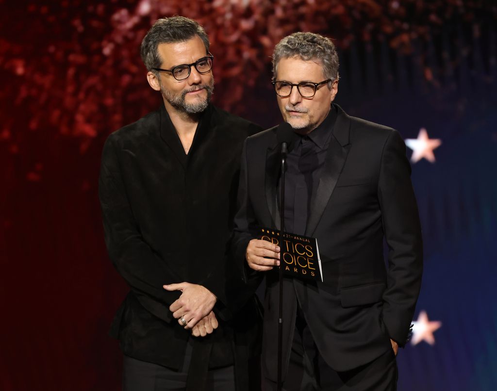 Wagner Moura, protagonista de 'El agente secreto', y el director Kleber Mendonça Filho presentaron uno de los premios de la noche