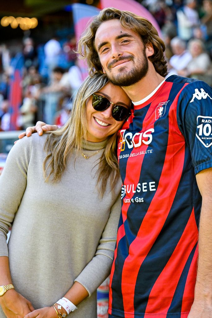 Paula Badosa y Tsitsipas posan sonrientes y juntos