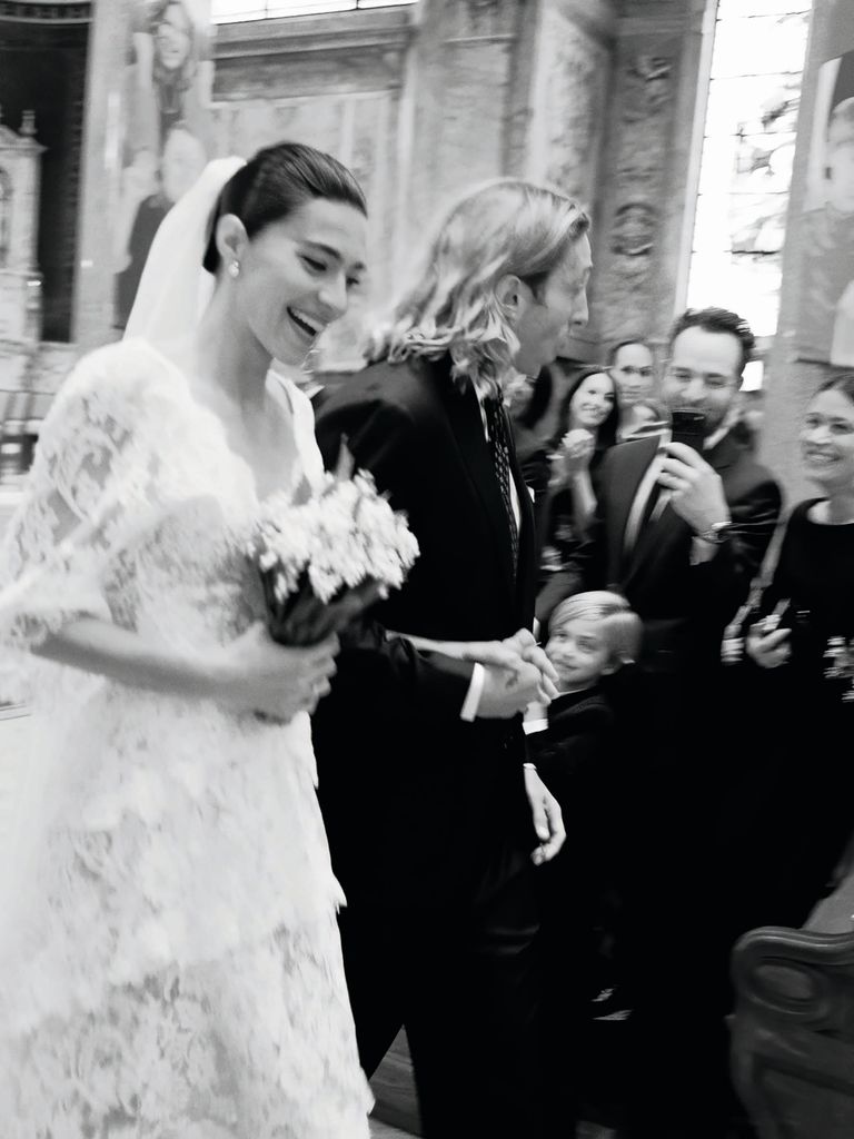 Los novios reciben las felicitaciones de los invitados ya convertidos en marido y mujer
