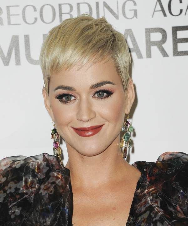 Katy Perry con pelo corto rubio 