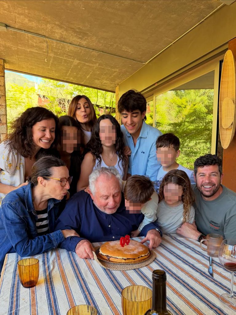 Alfred sopla las velas rodeado de toda su familia