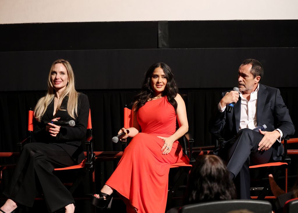 De izquierda a derecha; Angelina Jolie, Salma Hayek Pinault y Demián Bichir hablan acerca de la película 'Without Blood', en Village East Cinema el 14 de septiembre, en Nueva York.