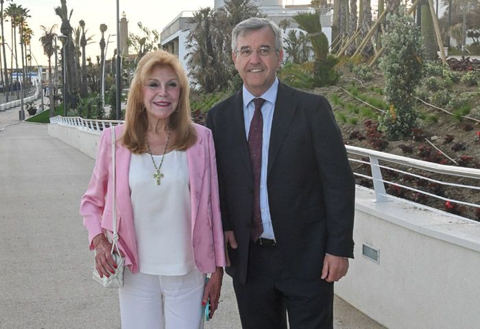 La baronesa Thyssen junto al alcalde de Estepona