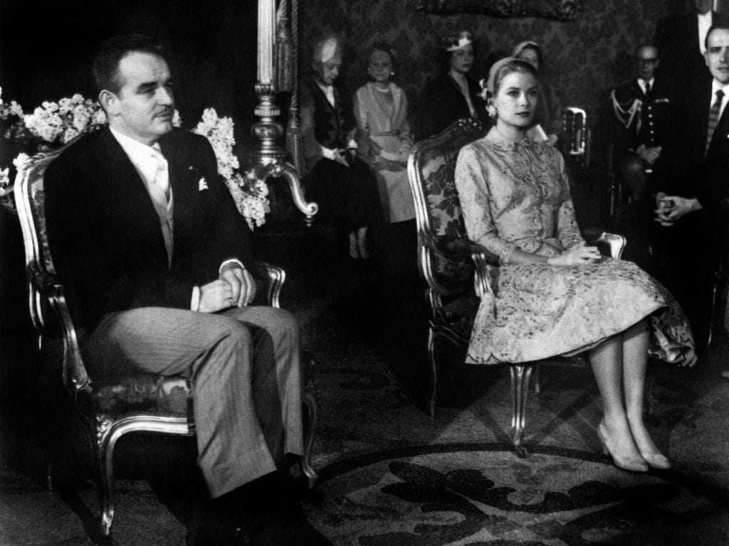 Grace Kelly y Rainiero de Mónaco en su boda civil 1956