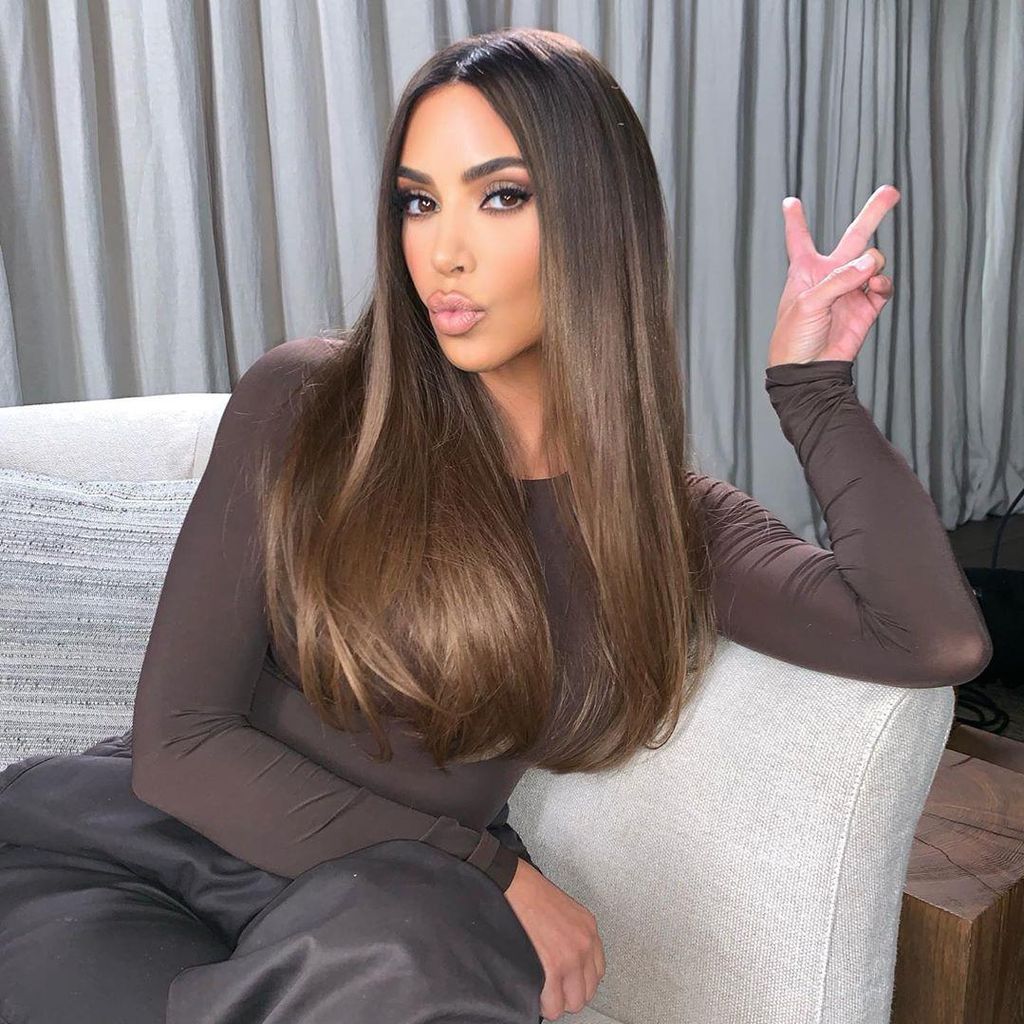 Kim Kardashian con tinte chocolate brown cool