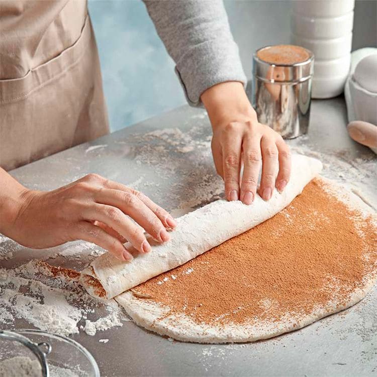 Enrollando la masa de los 'cinnamon rolls'