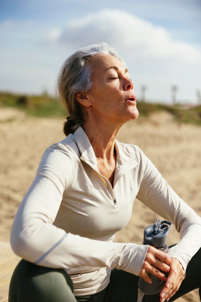 Una mujer relajada mirando al horizonte