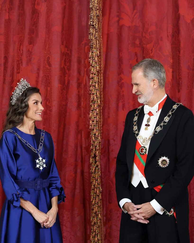  Felipe VI y la Reina junto a la histórica tiara rusa en el Palacio Real de Madrid