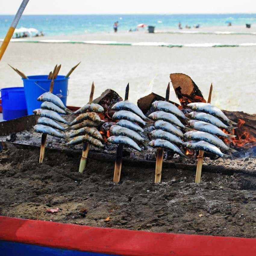 Los tradicionales espetos de sardinas no pueden faltar en las playas de la localidad.