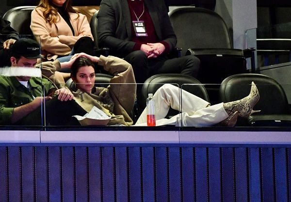 Kendal Jenner con sweatshirt y ankle boots