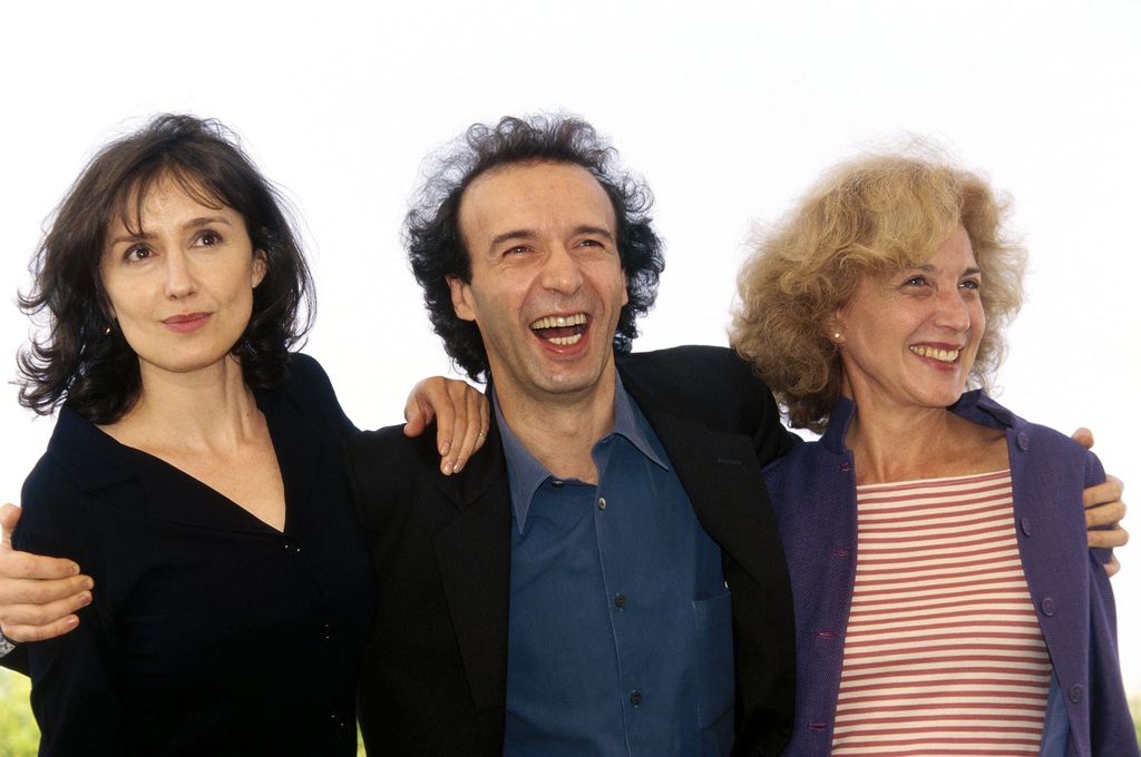 Nicoletta Braschi, Roberto Benigni y Marisa Paredes, en la presentación de 'La vida es bella' en Cannes (1998)