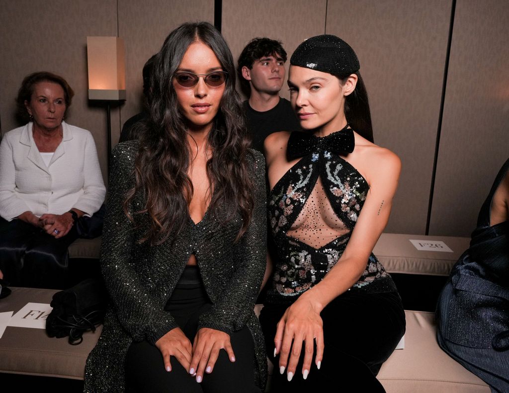 Lyna Khoudri y Ana Rujas, en el desfile de Giorgio Armani Privé Alta Costura Otoño/Invierno 2026-2027 (7 de julio de 2026).