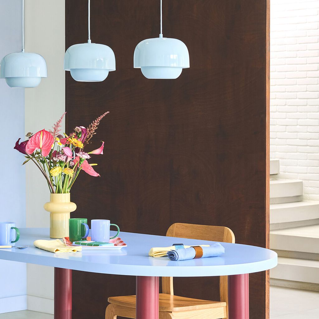Comedor en el que reinan las formas redondeadas de muebles y complementos