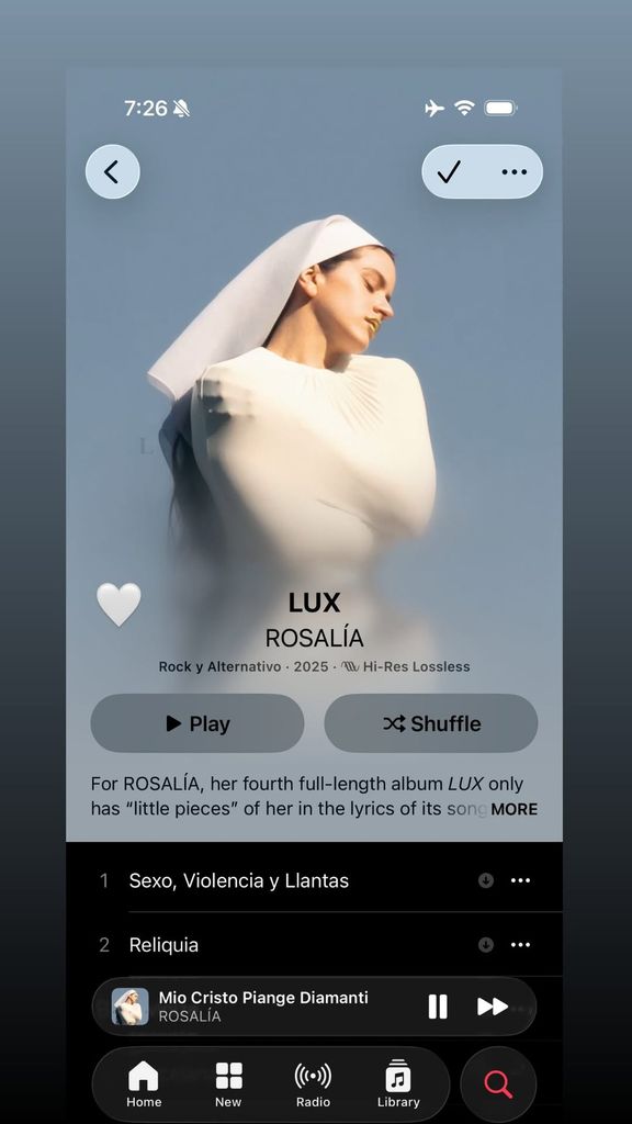 Hailey Bieber, creadora de Rhode, se ha sumado a la fiebre 'LUX'