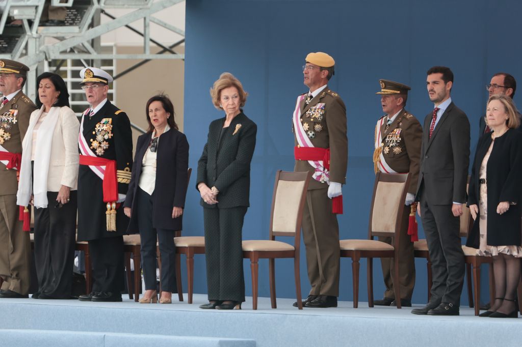 La reina Sofía en un acto de la Unidad Militar de Emergencias el 7 de octubre de 2024 con el broche cometa
