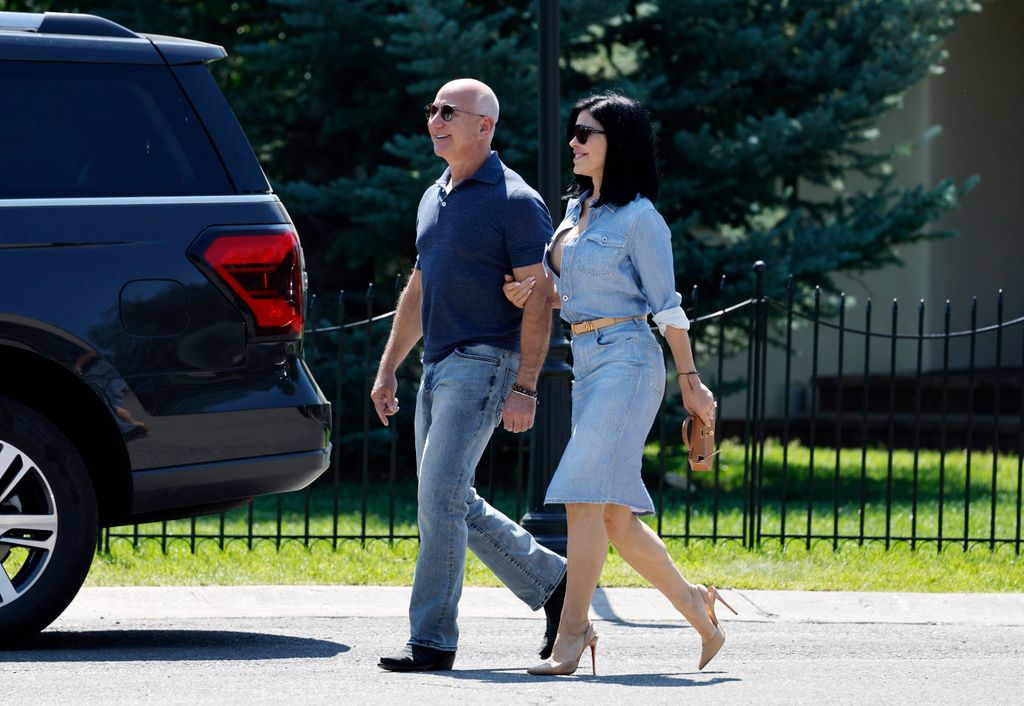 Jeff Bezos y Lauren Sanchez durante una sesión matutina de la reunión anual de Allen & Company en Sun Valley