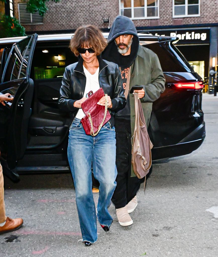 Halle Berry junto a su pareja, el músico Van Hunt con quien mantienen una relación desde 2020 y actualmente están prometidos. El músico desempeña un papel importante en la vida de Maceo, algo que también se ha convertido en un punto de fricción con Olivier Martinez