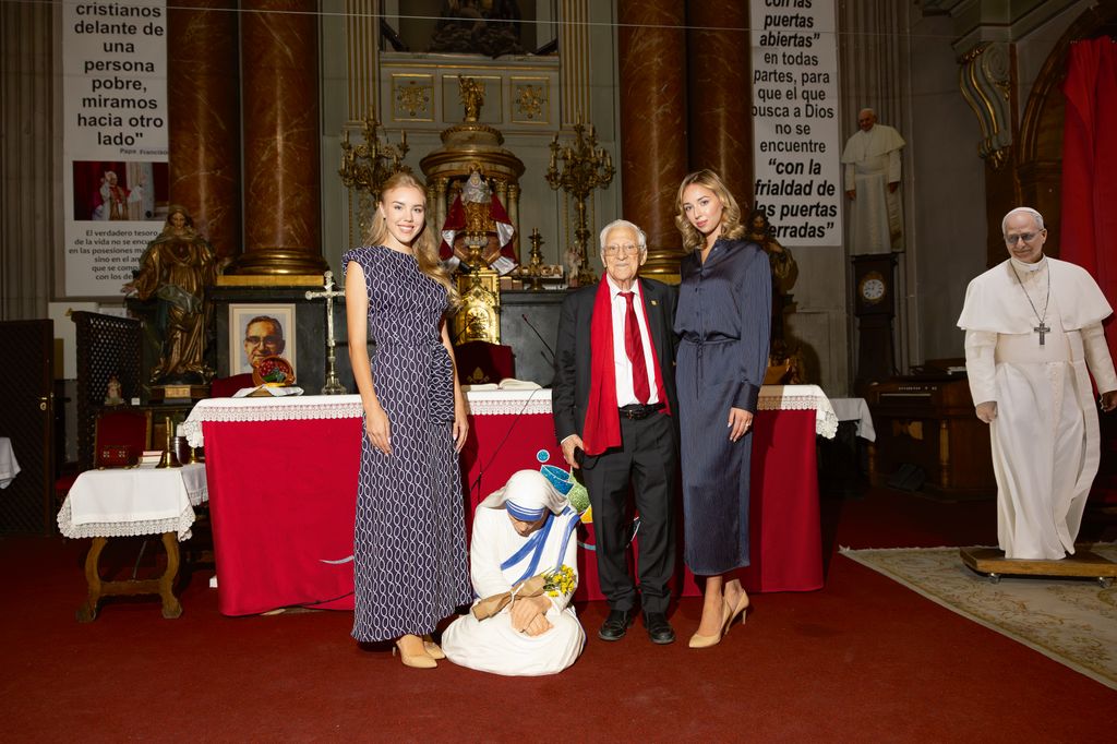 María Carolina y María Chiara de Borbón-Dos Sicilias con el padre Ángel