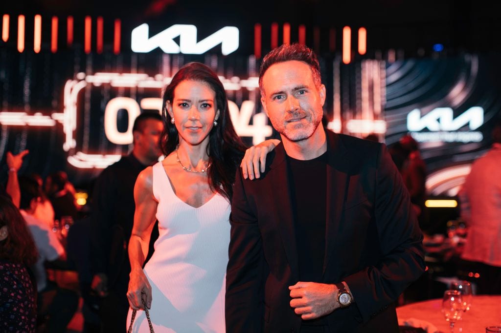 Fernanda Castillo y su esposo Erik Hayser se sumaron a los festejos por los 10 años de Kia en México