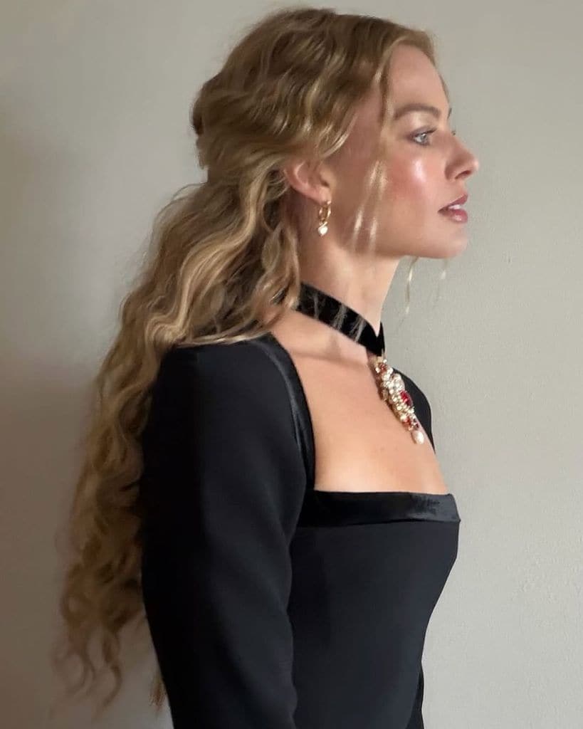 La melena con volumen es una constante en los looks de Margot dentro y fuera de la pantalla.