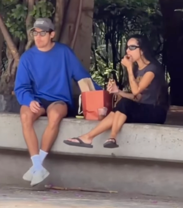 Harry Styles y Zoë Kravitz en el Parque México después de caminar por la Ciudad de México.