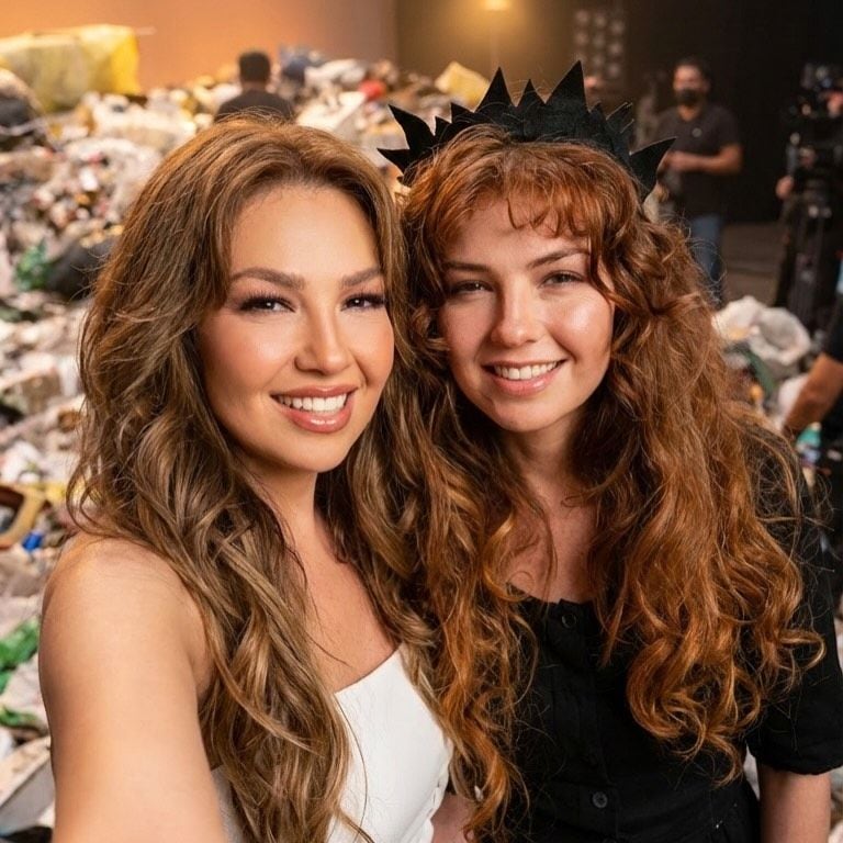 Con el basurero de fondo, 'María la del Barrio' posó junto a Thalía