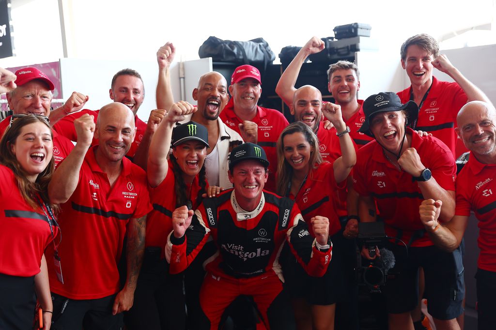 Will Smith apoyando a su equipo, el Westbrook Racing by Visit Angola, entre los que está el español Lucas Ordoñez