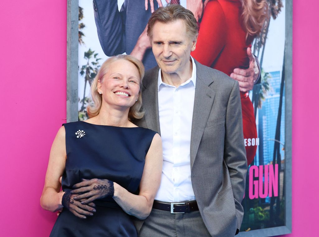 Pamela Anderson y Liam Neeson en el estreno de The Naked Gun en Nueva York el 28 de julio de 2025