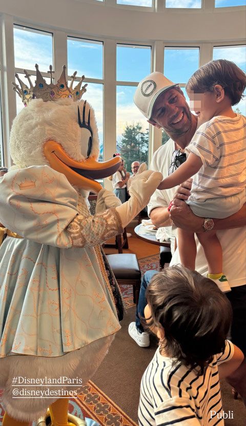 Fernando Verdasco y sus niños saludan a uno de sus personajes favoritos