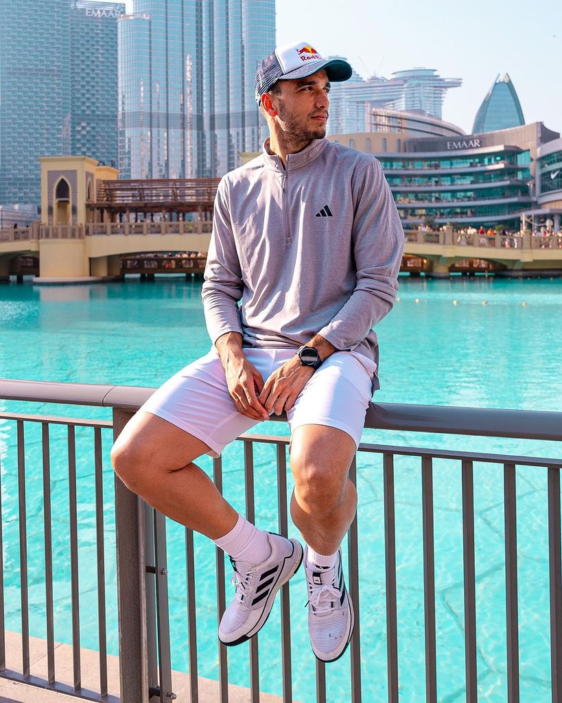 Plano medio de Ale Galán posando en Dubái con equipación de Adidas