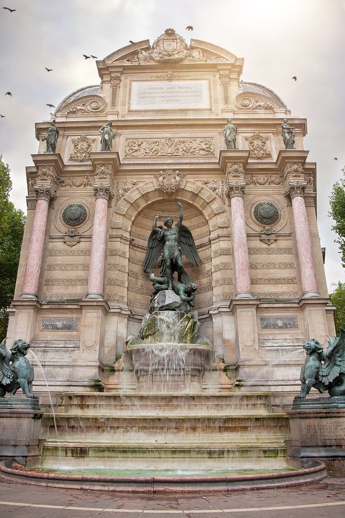 La Fuente de Saint Michel en París es uno de los espacios imperdibles. 