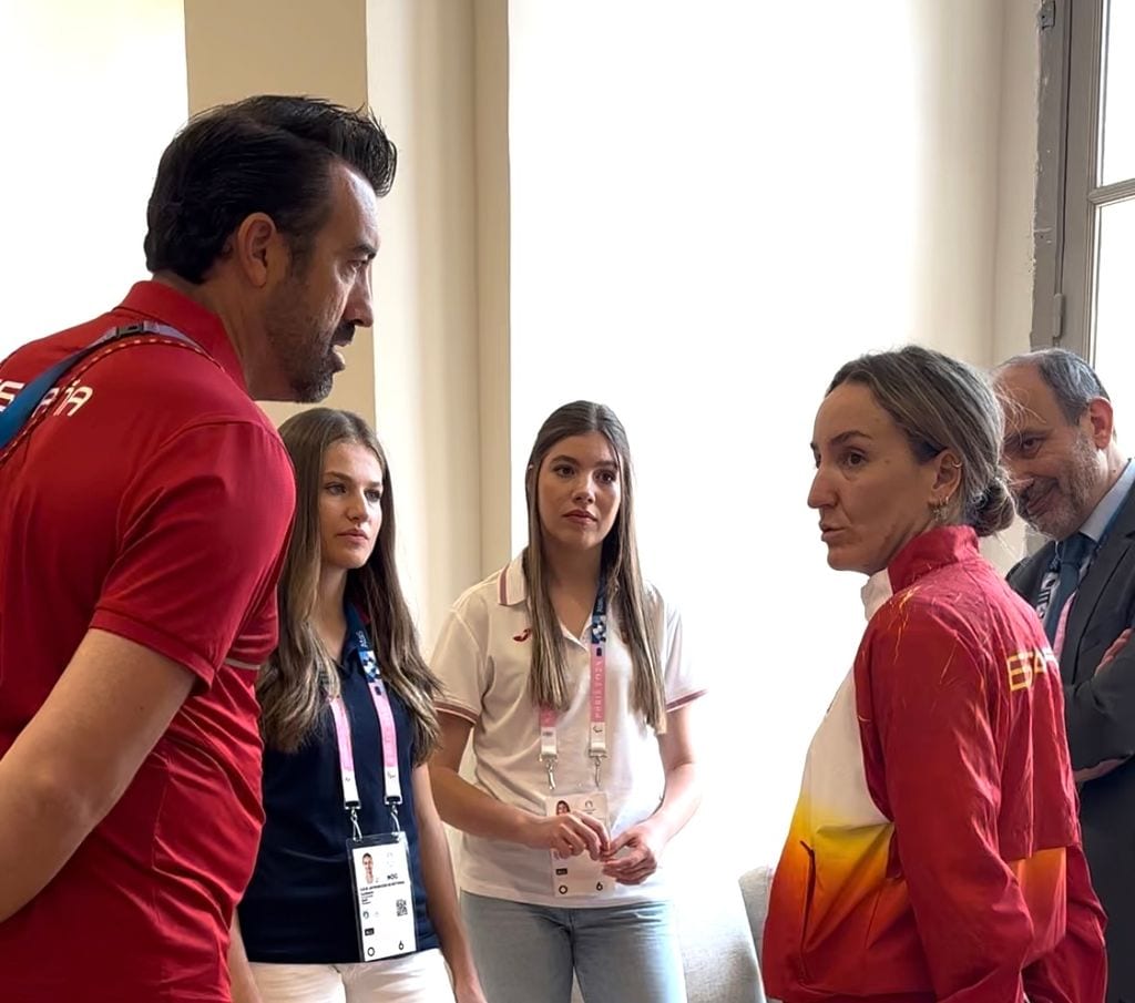 La princesa Leonor y la infanta Sofía con la esgrimista española Lucía Martín-Portugués en los Juegos Olímpicos de París el 29 de julio de 2024
