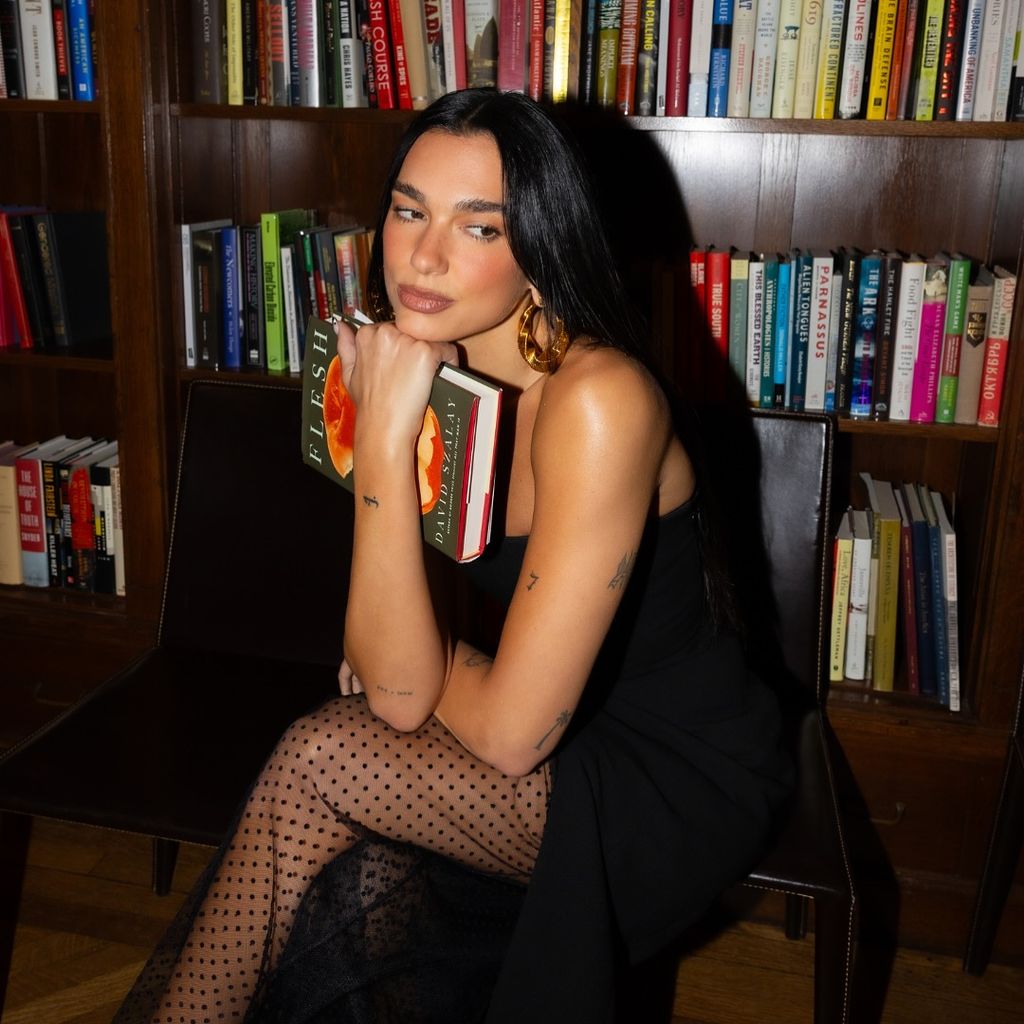 Dua Lipa en su club de lectura: Service95