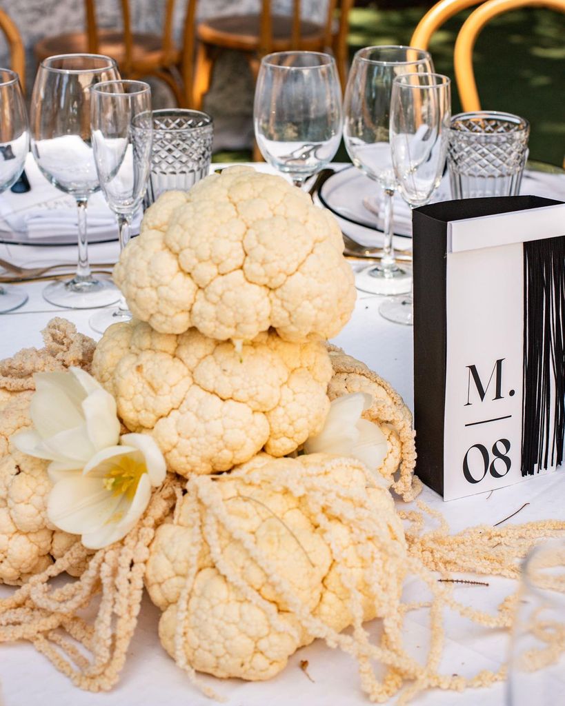 Decoración de mesas de boda con frutas y verdura coliflor escultura