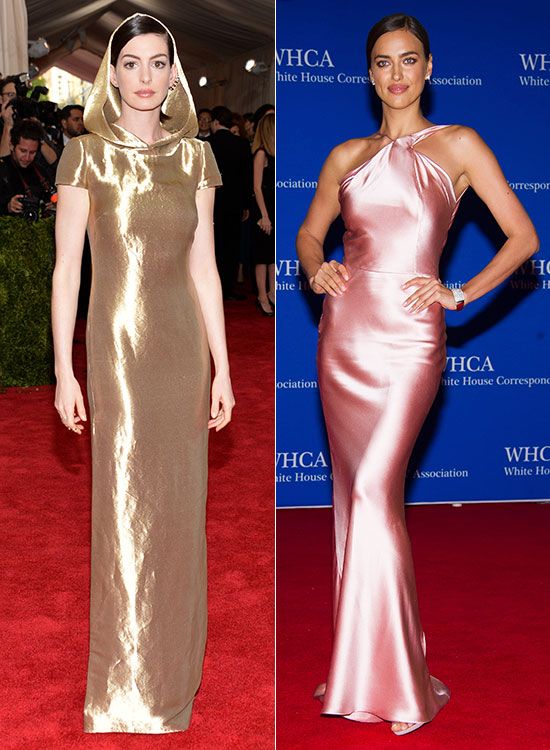 Anne Hathaway, con un original vestido 'columna' de Ralph Lauren, en dorado y con capucha, en la gala anual del MET 2015.
