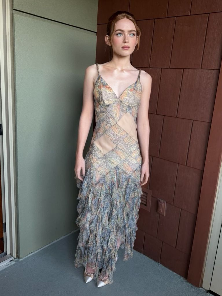 Sadie Sink complementó la silueta con una trenza de estilo francés.