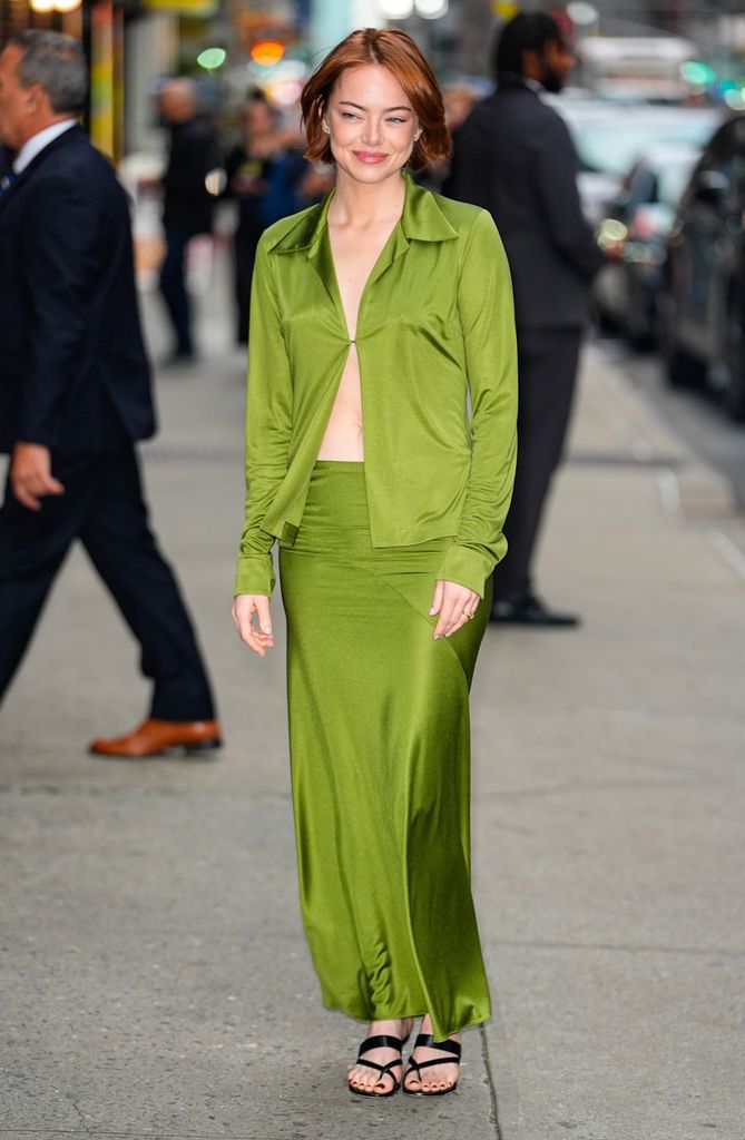 Emma Stone en Nueva York con conjunto verde como en la película 'Grandes Esperanzas'