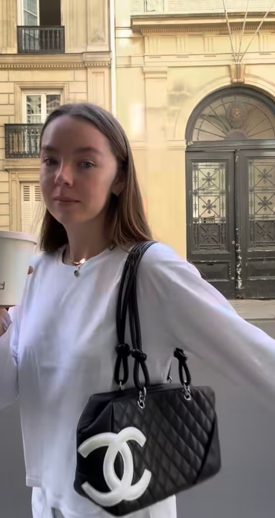 Alexandra de Hannover en París con look blanco con bailarinas y bolso Chanel