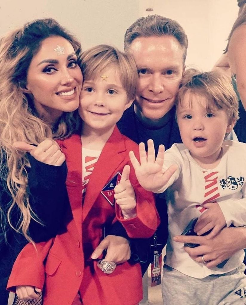 Manuel Velasco Coello y Anahí con sus hijos