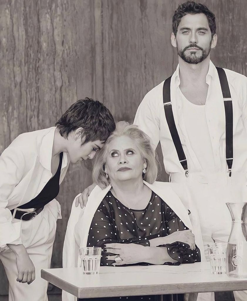 Carmina Barrios con sus hijos, María y Paco León
